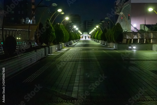 Foto Illuminated pedestrian bridge at night with converging perspective