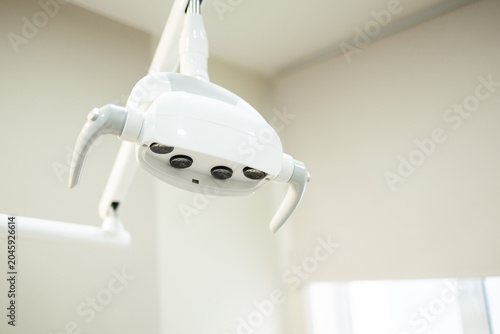 Foto Dentist's office, painless dental treatment, healthy smile, dental equipment