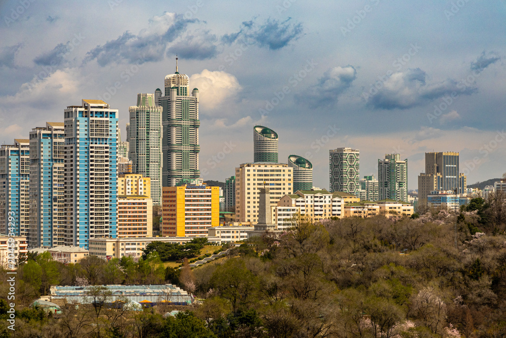Obraz premium Pyongyang city view from Arch of Triumph. Cherry blossoms. Ryomyong St, Moranbong St, Sungri St, Kaeson subway, Kaeson Cinema, unfinished Ryugyong Hotel.