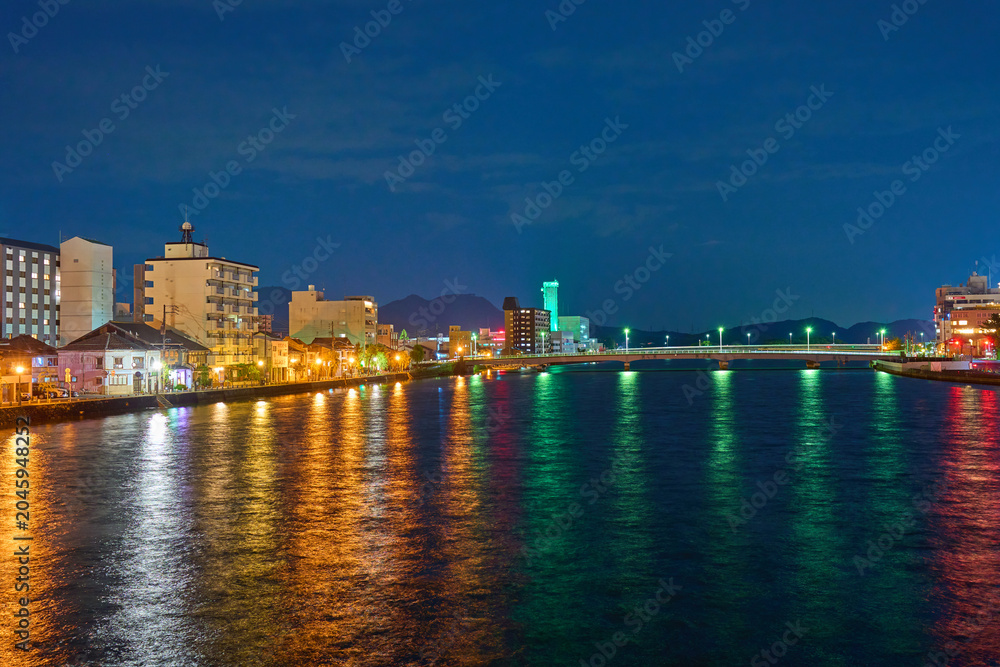 Fototapeta premium 夜の島根県松江市の松江新大橋方面の眺望(東本町,松江新大橋,大橋川など)