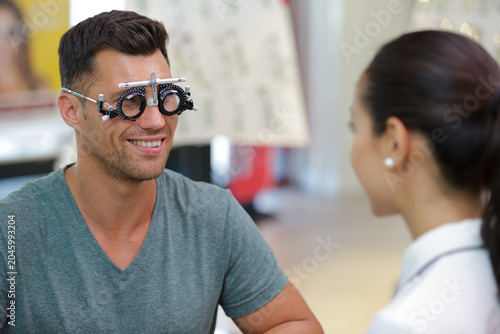 Obraz na płótnie man having his eyes tested
