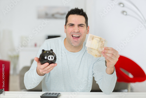 Foto happy man in smiling and holding dollar banknote