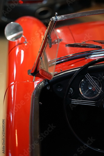 Elegantes Interieur und Armaturenbrett mit Sportlenkrad aus Holz eines britischen Roadster und Sportwagen Klassiker beim Oldtimertreffen im Lenkwerk in Bielefeld in Ostwestfalen-Lippe