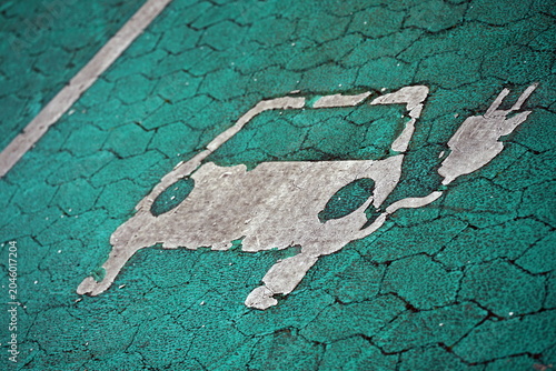 Parkplatz in Grün mit vergilbtem Piktogramm in Weiß für ein Elektroauto an einer Tankstelle mit Ladestation für Strom in Bielefeld im Teutoburger Wald in Ostwestfalen-Lippe	
