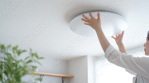 シーリングライトの取り付け LED電球や蛍光灯を交換をする女性
