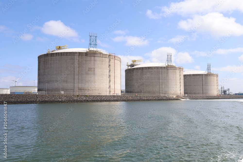 Obraz premium LNG storage tanks