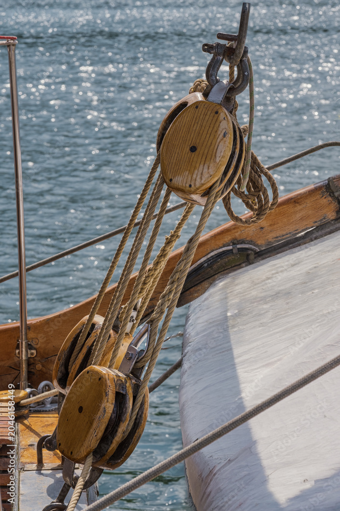 Obraz premium Close-up of a pulley on an old sailing ship in a harbor on the Baltic Sea.
