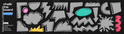 Foto Hand-drawn chalk doodle collection on a dark background, featuring various shapes, scribbles, lightning bolts, clouds, and speech bubbles, suitable for creative design elements