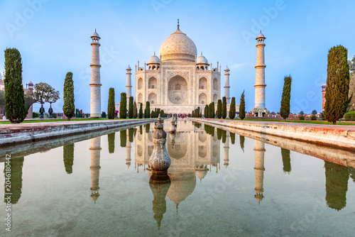 Quadro em tela Taj Mahal in India with reflection in artifical canal