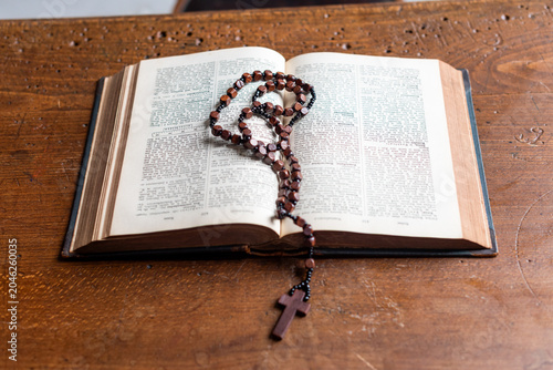 Принти на полотні Open Bible with wooden rosary