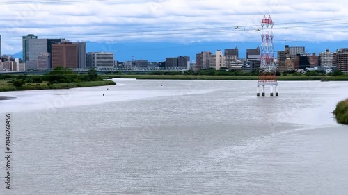 大師橋から望む増水した多摩川と川崎周辺の風景