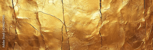 Foto A gold textured surface with a pitted, uneven finish, giving the appearance of an ancient artifact with a rich, aged patina