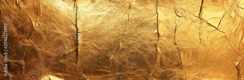 Foto A gold textured surface with a pitted, uneven finish, giving the appearance of an ancient artifact with a rich, aged patina