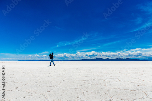 Quadro su tela Traveler Exploring The Salar De Uyuni Salt Flats In Bolivia