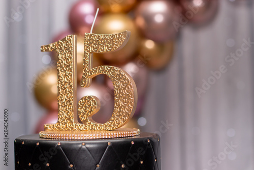 Número quinze dourado em decoração de festa de debutante | Golden number fifteen in debutante party decoration