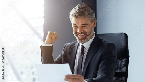 Quadro su tela Happy Caucasian Businessman In Suit With Gray Hair Excitedly Celebrating Success
