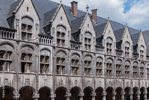 Fotografija Prince-Bishops Palace (Palais des Princes-Eveques) - historic Gothic building situated on Place Saint-Lambert in Liege city center