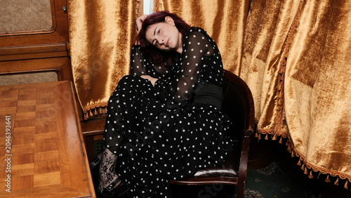 Foto Elegance meets melancholy in a cozy vintage setting at dusk