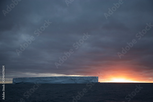 Billede på lærred Sunset over and iceberg in the southern ocean
