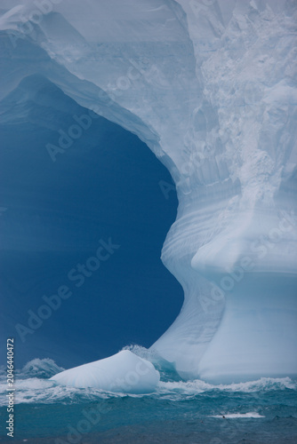 Fotografía Inside an iceberg in the southern ocean