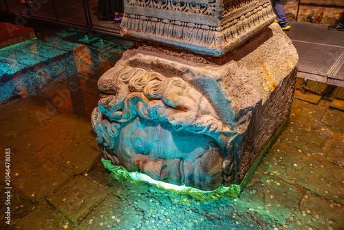 Fotografie Ancient medusa head in basilica cistern istanbul - intricate stone carving