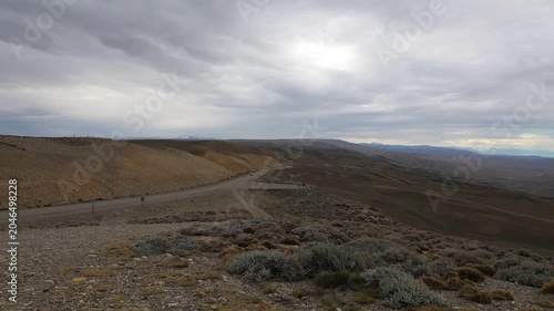 Dynamic video clip where the camera moves around, showing the surroundings of a stretch of Route 40 in Argentine Patagonia.