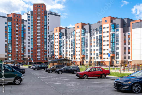 Foto Modern Residential Apartment Complex With Courtyard Playground And Parking Under