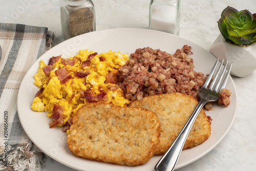 Konstfotografi scramble  eggs with  hash browns and corn beef hash