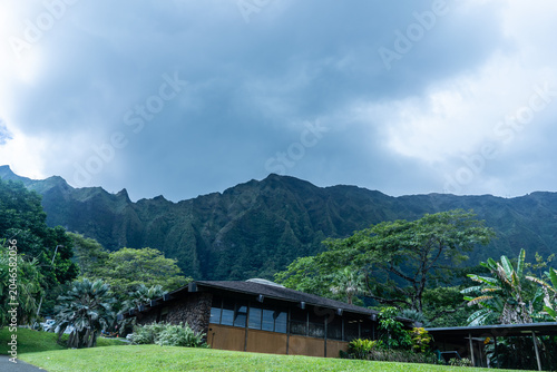 Cuadro en lienzo Ho'omaluhia Botanical Garden in Kāneʻohe, Hawaiʻi, showcasing a stone and wood v