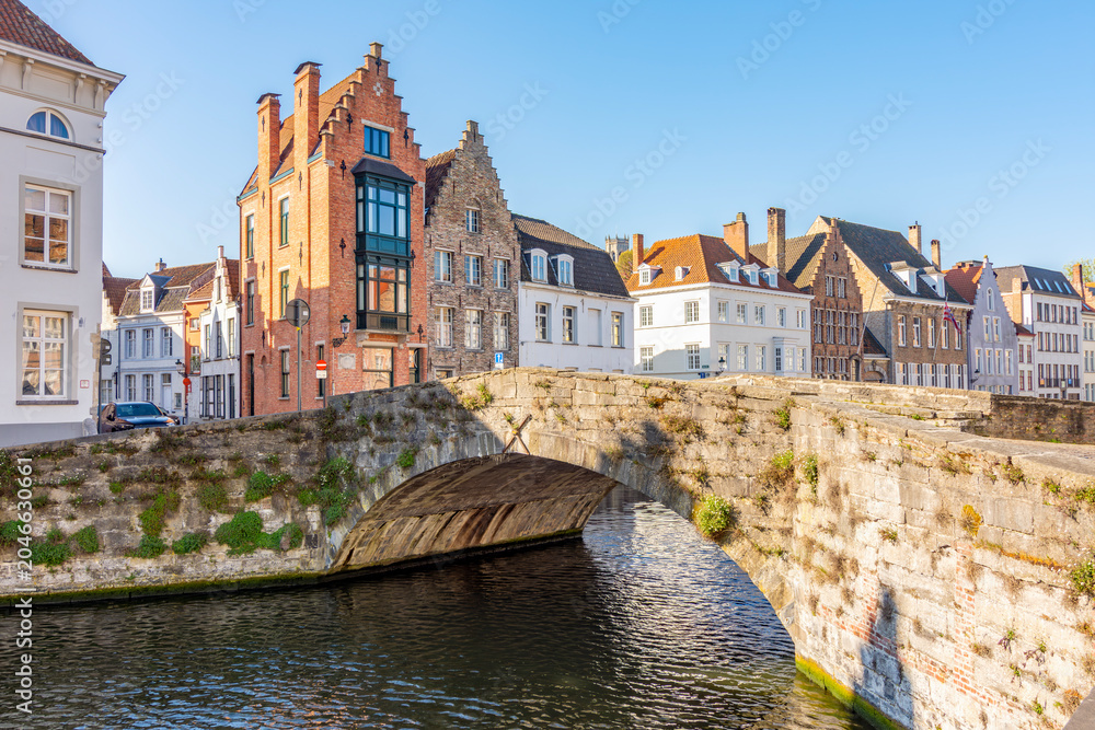 Obraz premium Bridge over Spiegelrei canal in Brugge, Belgium