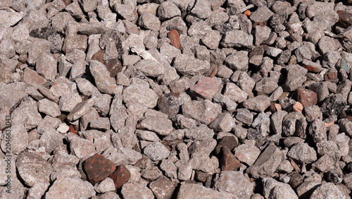 Foto Close view of rough gray rocks and rubble scattered across the ground, creating
