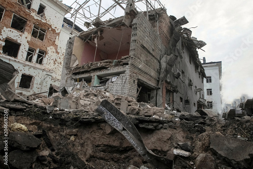 Fotografie Apartment buildings hit by a Russian missile and drone strike amid Russia's ongoing military attack on Ukraine lie in catastrophic ruins with widespread debris