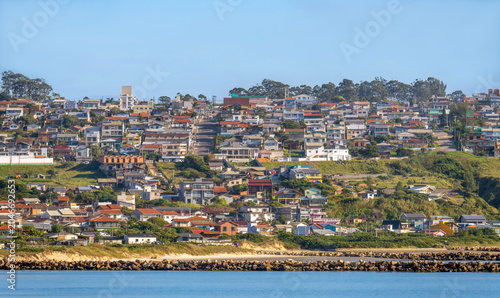 Foto Panoramic view of a densely populated residential area built into rolling hills overlooking the ocean