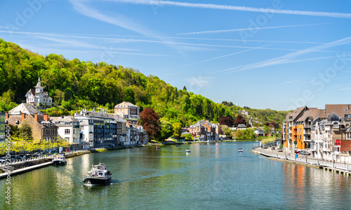 Foto Beautiful view of the Meuse River with boats and historic buildings in Dinant, Belgium