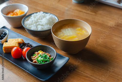 Tableau sur toile 木目調のテーブルに配置された一汁三菜の健康的な日本の朝食写真。余白を活かしたデザインや広告用
