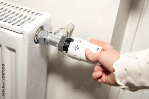 Adjusting Thermostatic Radiator Valve for Home Heating Temperature Control