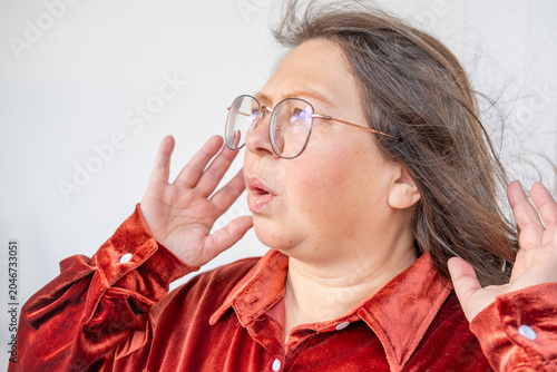 Foto annoyed mature woman with frustrated expression, Negative emotions, upset middle