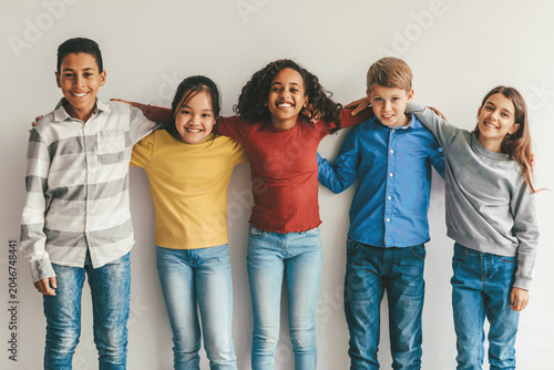 Fotografía Happy Multiracial Group Of Five Children Smiling Together In Indoor Setting, Playing And Enjoying Each Other's Company