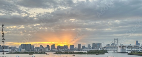 Foto Tokyo Bay Sunset with Rainbow Bridge and City Skyline from Odaiba