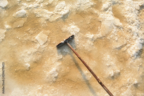 Obraz na plátně naild on salt field

A traditional wooden rake rests on a textured bed of crysta