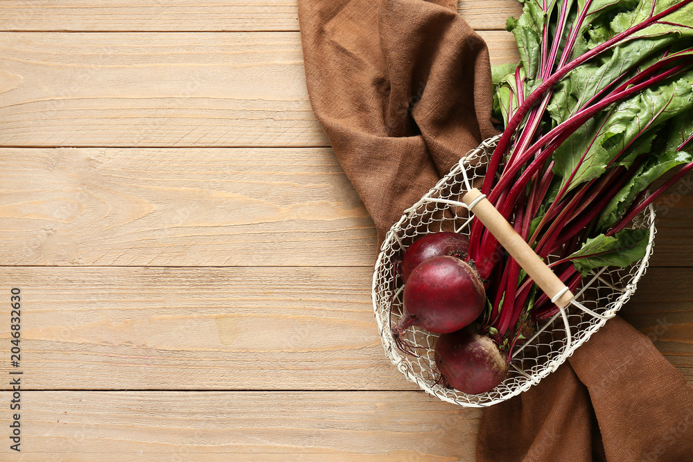 Obraz premium Basket with fresh beetroots on wooden background