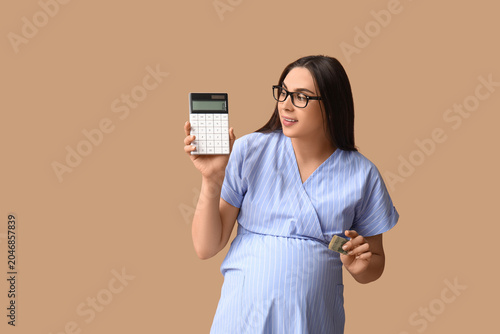 Pregnant young woman with c...