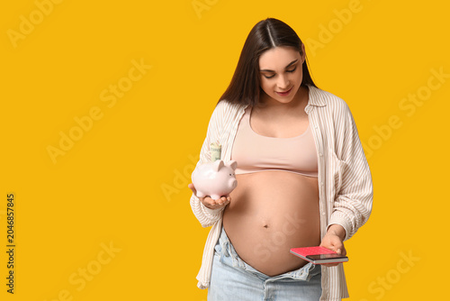 Pregnant young woman with c...