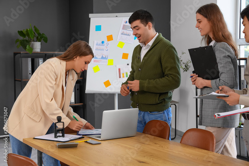 Group of business people wo...