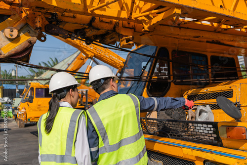 Canvastavla Engineer inspecting crane safety compliance worksite regulation