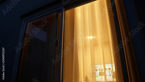 Foto A house lit up at dusk portrays the reliance on electricity for comfort and visibility, showcasing the ongoing demand of residential energy consumption during nighttime hours