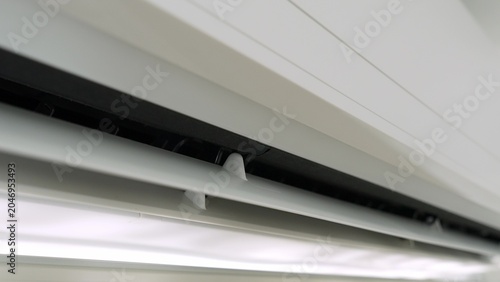 Fotografie While the air conditioner creates a pleasant indoor climate, its continuous operation not only raises electricity bills but also contributes to heat release and energy strain on the environment