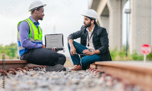 Foto A rail engineer and project manager conduct an on-site audit along railway track