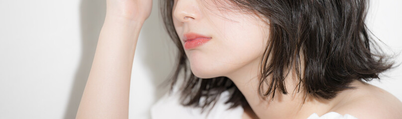 Canvas schilderij Schoonheidssalon アンニュイな表情が魅力的な透明感のある素肌の若い女性のビューティーポートレート　ヘアケアや美容など顔無しの口元のクローズアップバナー  © kapinon