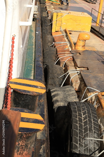 Φωτογραφία Fenders that allow ships to dock without colliding with the pier or other ships